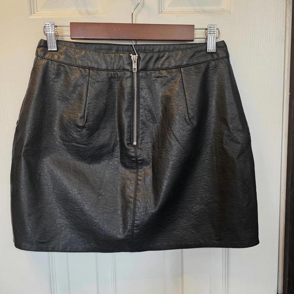Lulu's Black Faux Leather Mini Skirt with Back Zipper and Pockets-Medium - Picture 3 of 8